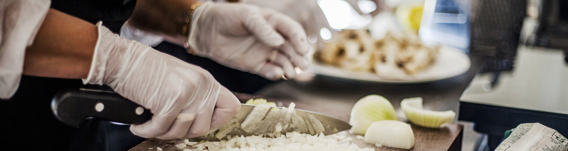 Die Bannergrafik des Restaurants im Bürgerhaus Florstadt zeigt firsch geschnittene Zwiebeln